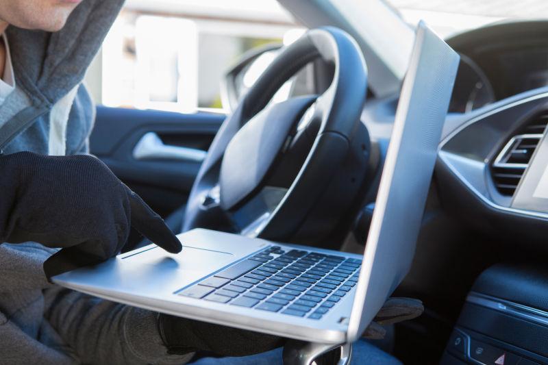 在车上戴手套使用电脑入侵汽车的黑客