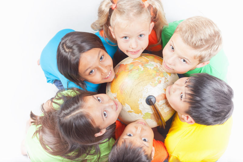 一群快乐的孩子们抱着地球模型