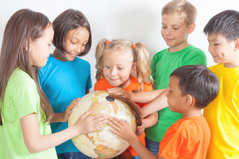 六位孩子一起拿着地球模型