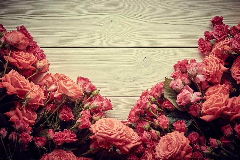 木板上美丽的玫瑰花束