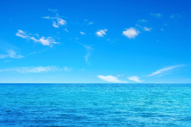 平静的天蓝色海面