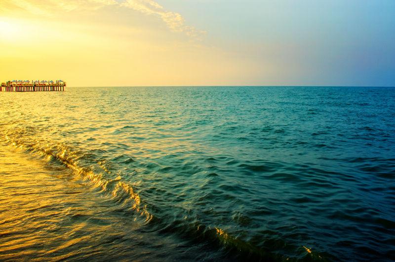 日落时蓝色的海面