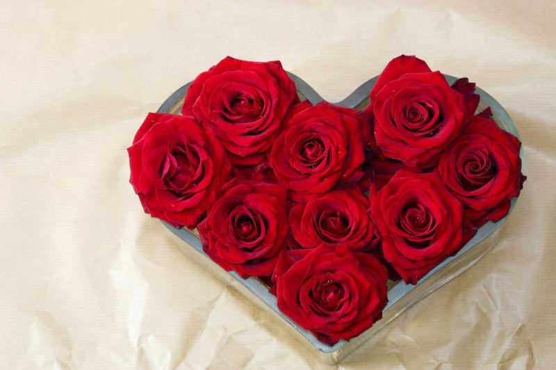 礼物盒里的心形玫瑰