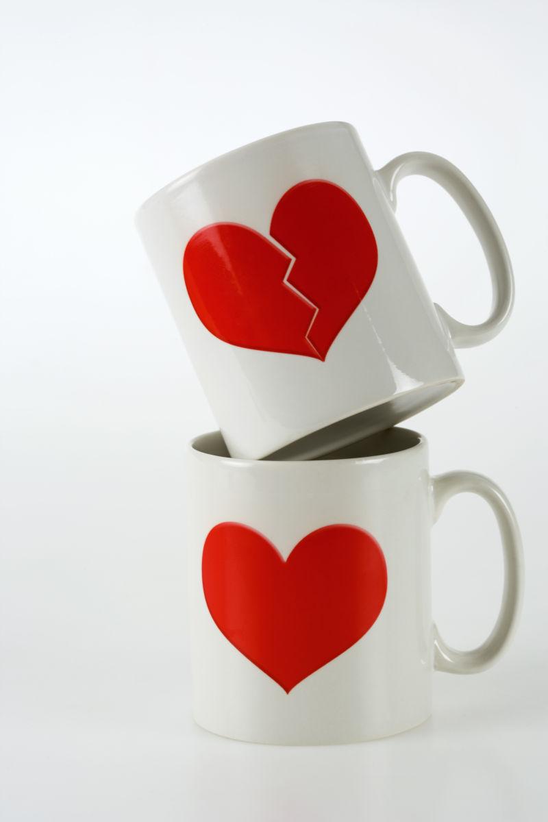 白色背景下的心形图案咖啡杯