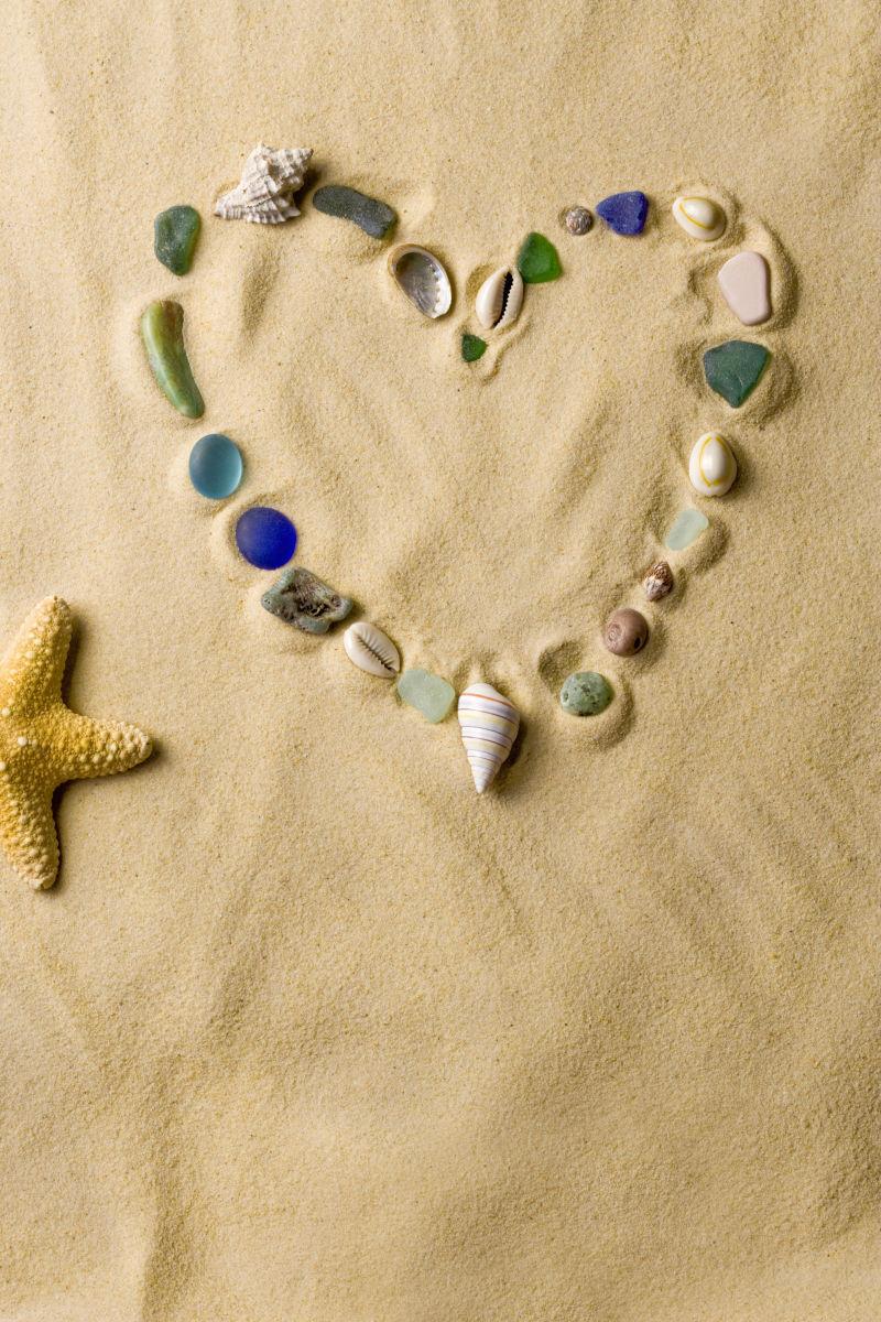 沙滩上贝壳拼成的爱心