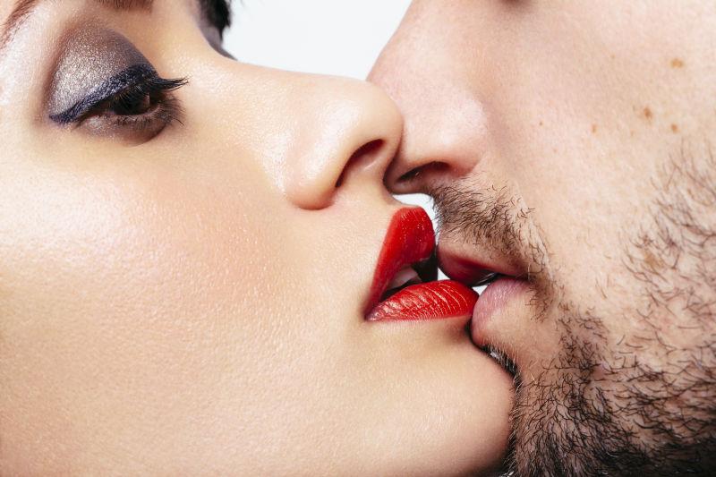 男人和女人的嘴唇想亲吻