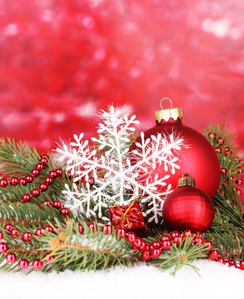 云杉树与圣诞节装饰品