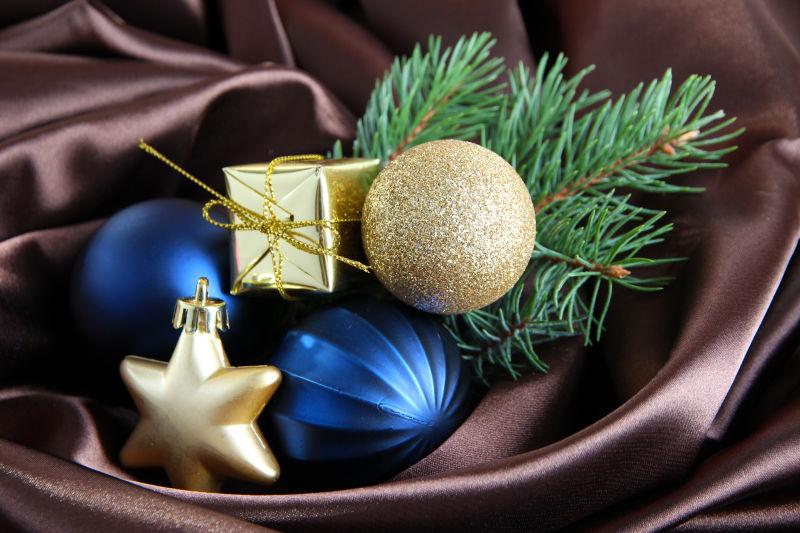 褐色桌布上美丽的圣诞装饰品