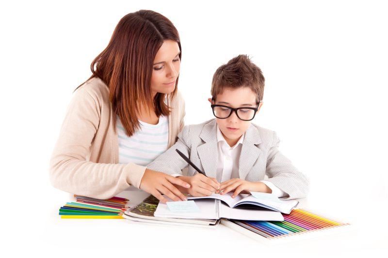 母亲或者老师帮助孩子学习功课
