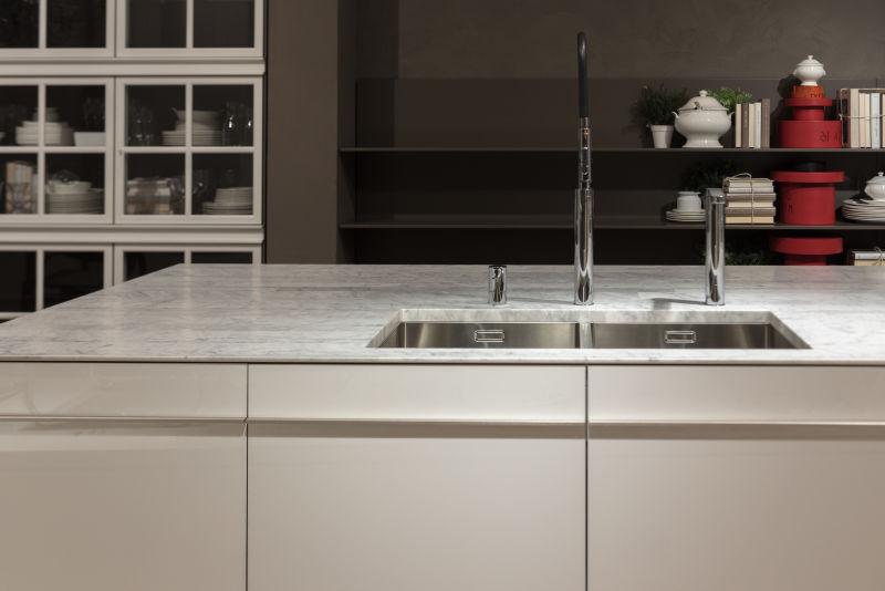 厨房橱柜里用白色大理石柜台和陶器清洁现代厨房