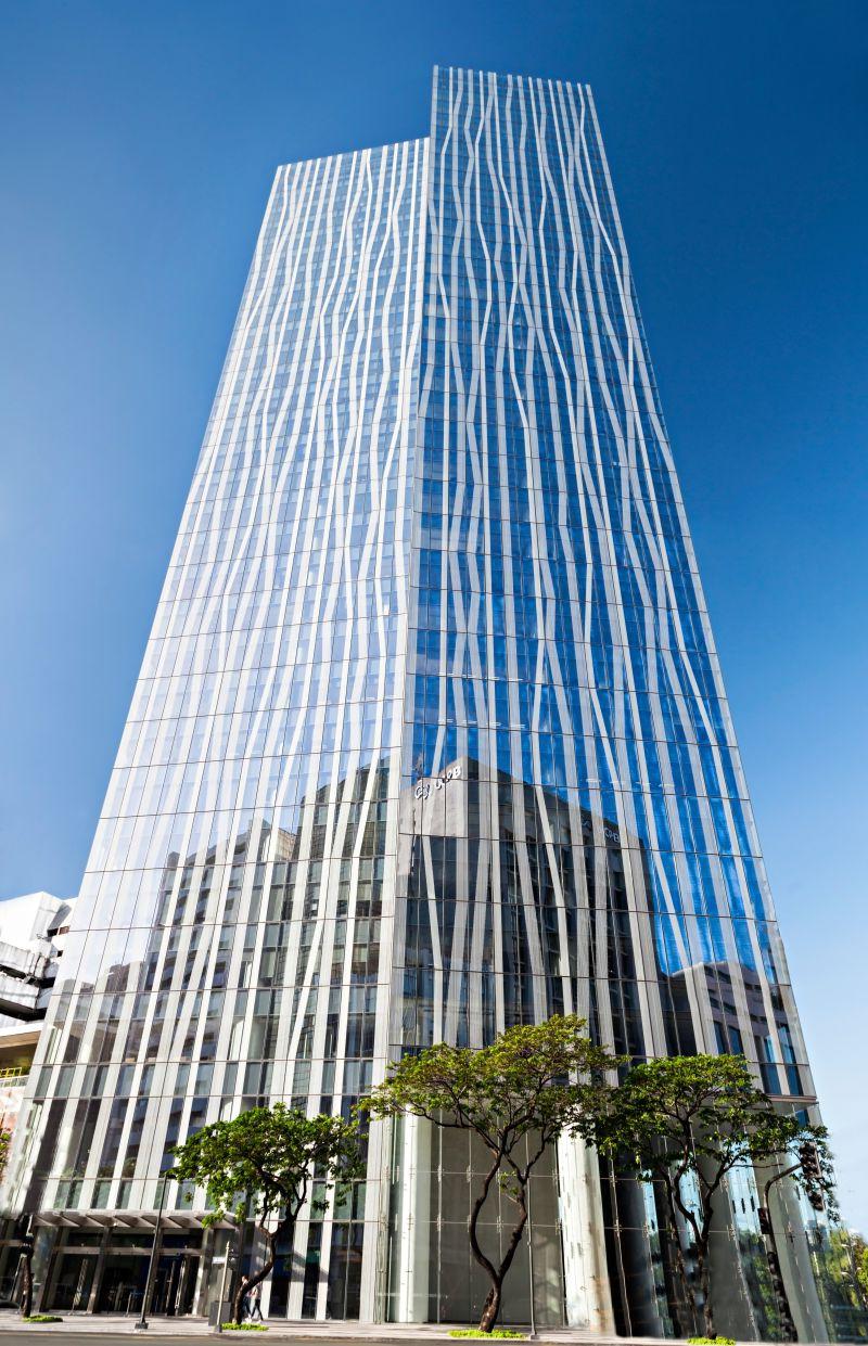 蓝天背景中时尚的现代办公大厦