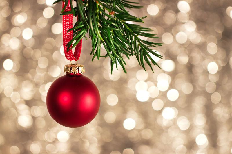 圣诞树上装饰用的红色小球挂饰