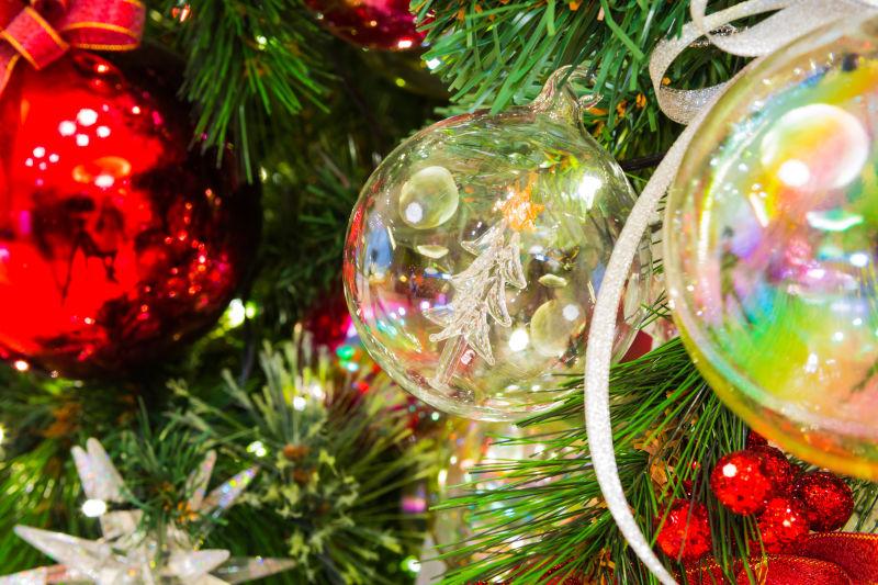 圣诞节里圣诞树上的透明装饰球
