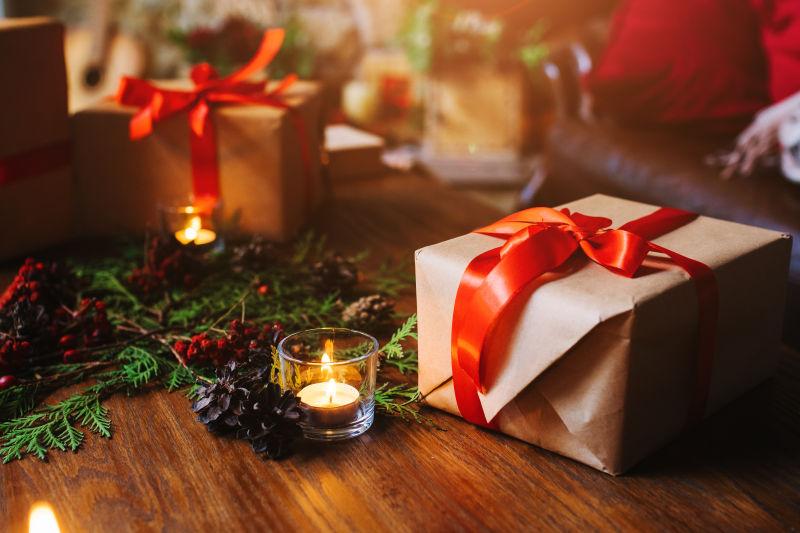 木桌上的圣诞节礼品盒和圣诞树枝