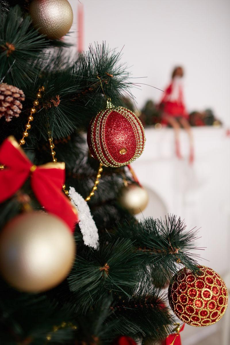 圣诞树上漂亮的装饰球