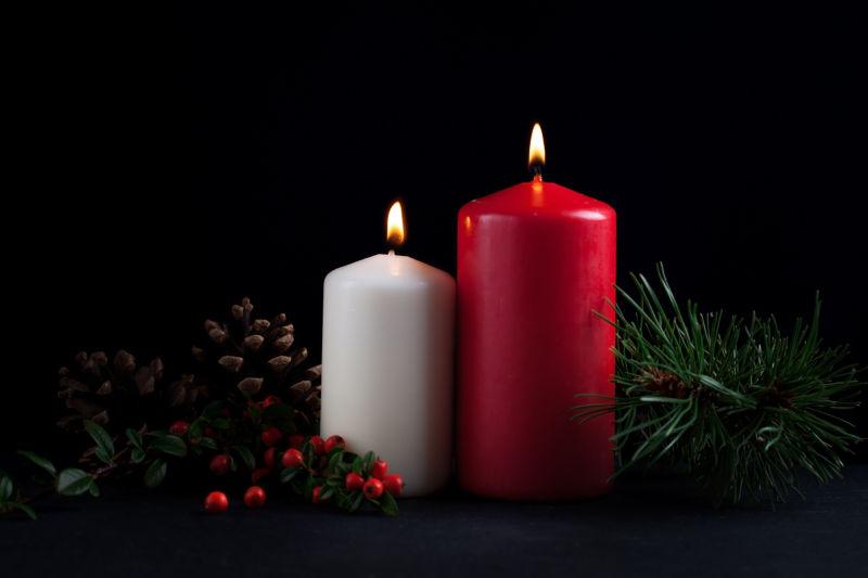 圣诞节上的红色和白色的蜡烛