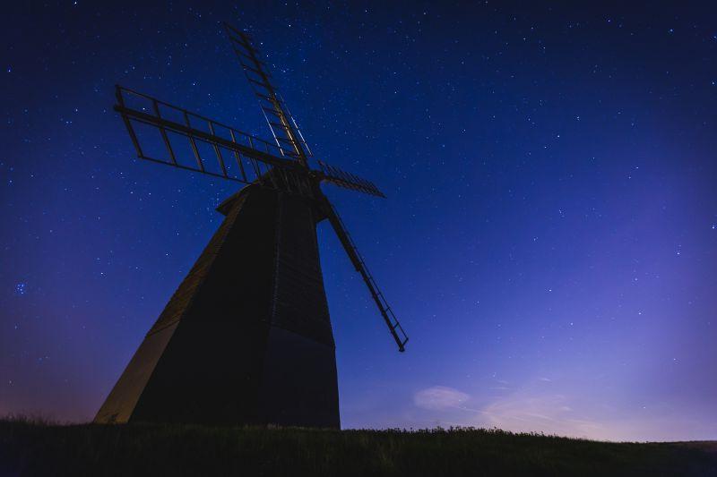 夜幕下的传统荷兰风车