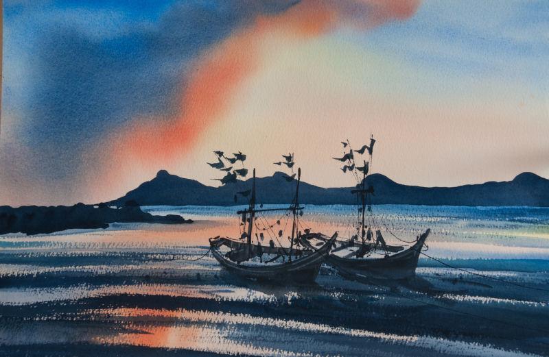 夕阳背景下的渔船和色彩缤纷的海景