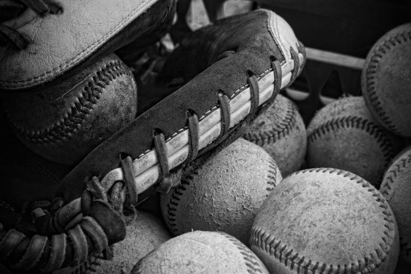 黑白背景下的一堆棒球
