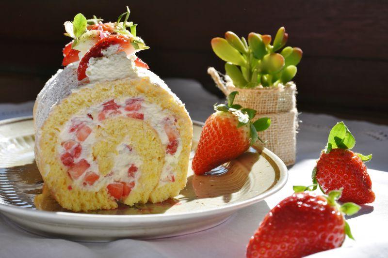 盘子里的水果糕点和草莓