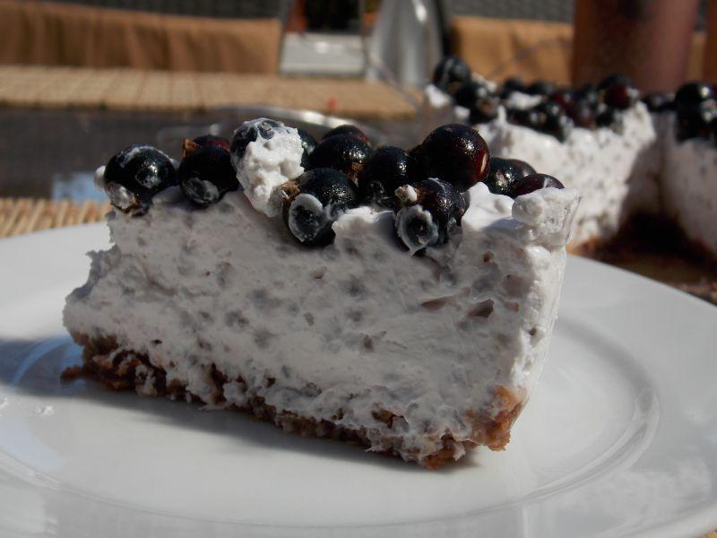 盘子里的蓝莓奶油蛋糕
