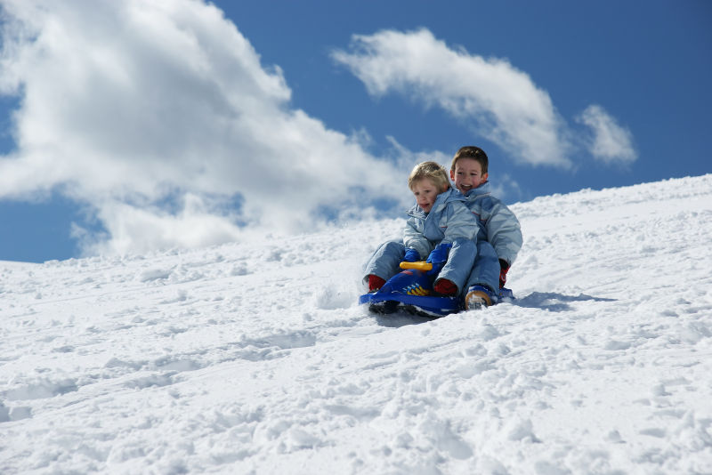 儿童在滑雪场滑雪