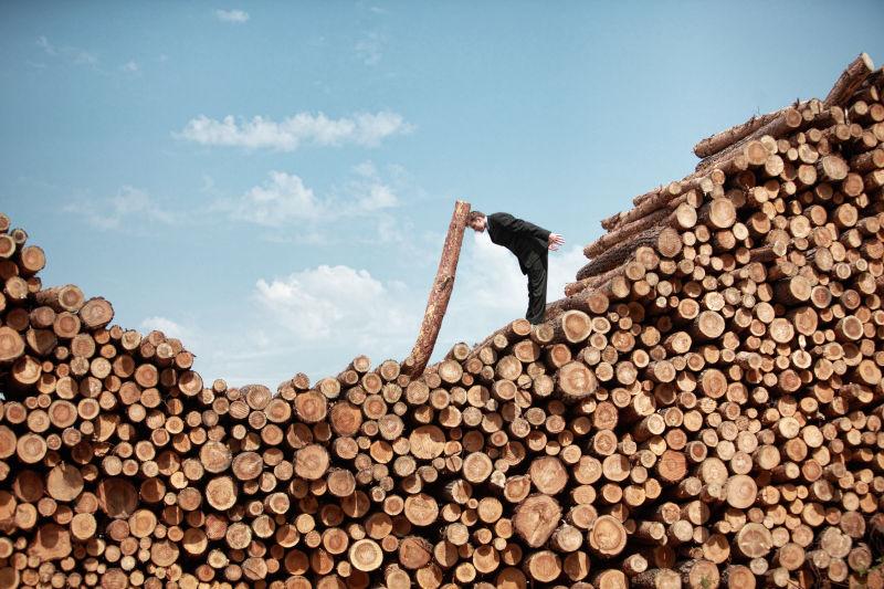 商人在木材堆上用木头支撑头部