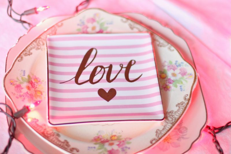 粉色桌子上的写着love的盘子
