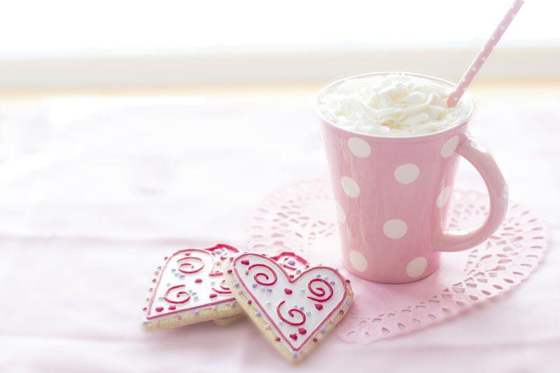 可爱的粉色杯子和爱心状饼干