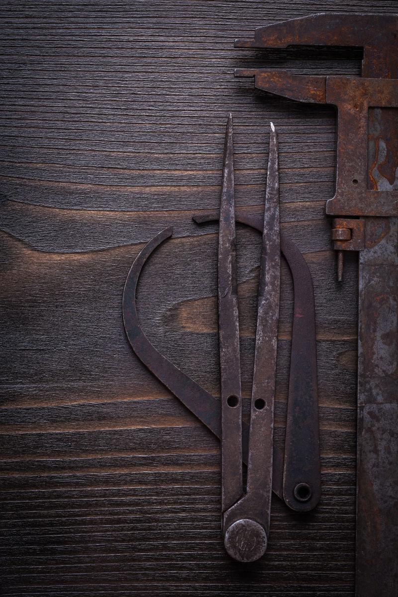 木板上的两个生锈的工具