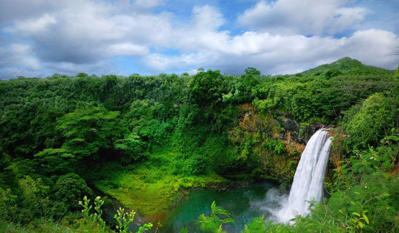 夏威夷群岛上郁郁葱葱的绿色景观瀑布