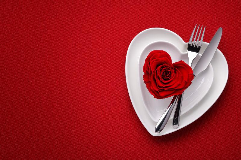 红色背景中的红玫瑰用餐
