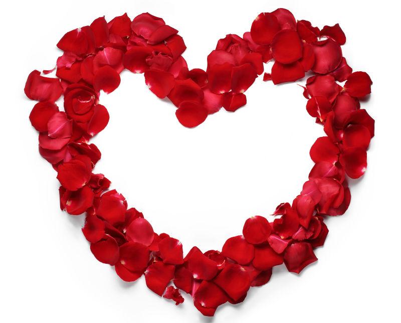 美丽红色玫瑰花瓣拼成的爱心
