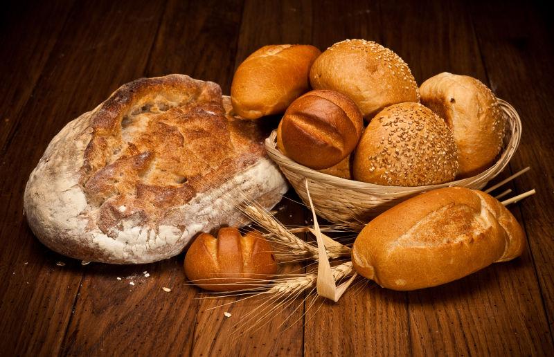 桌子上的小麦面包