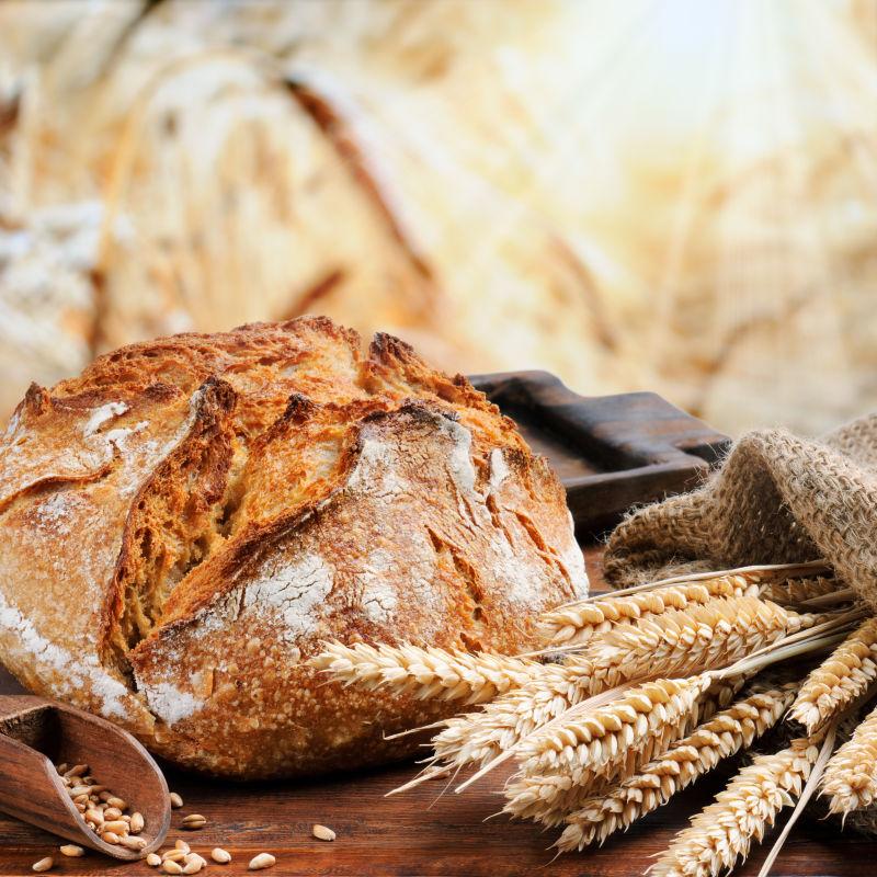 桌子上的麦穗和小麦面包