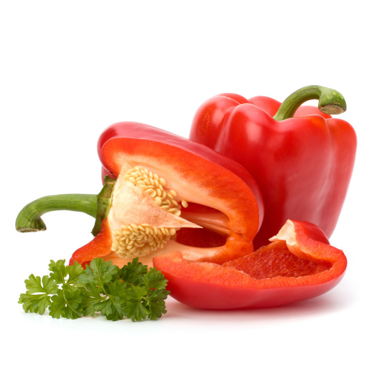 白色背景下的红辣椒与切成两半的辣椒