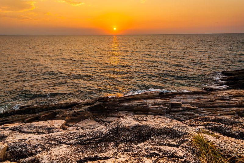 美丽的日出之前海边的岩石