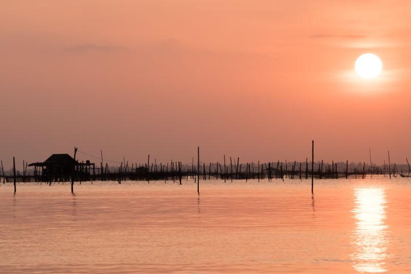 美丽的日落在泰国的海面上
