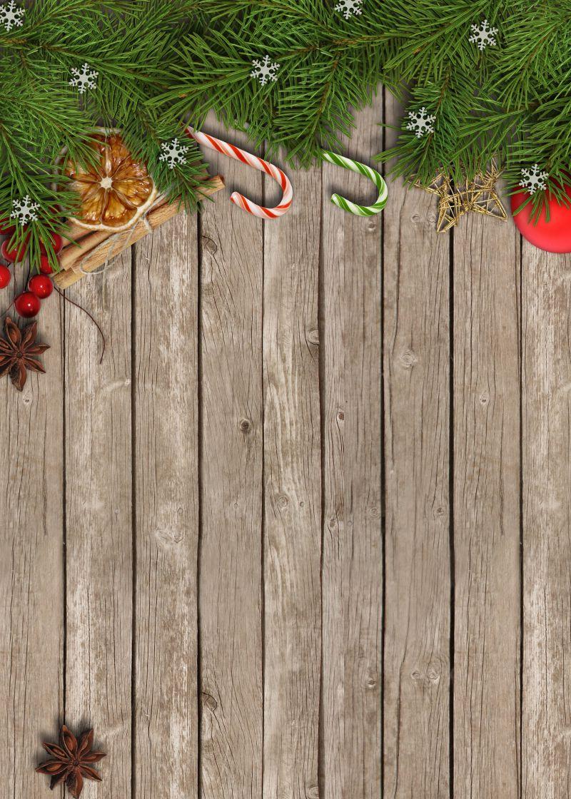 木板上的圣诞树枝装饰着各种圣诞饰品
