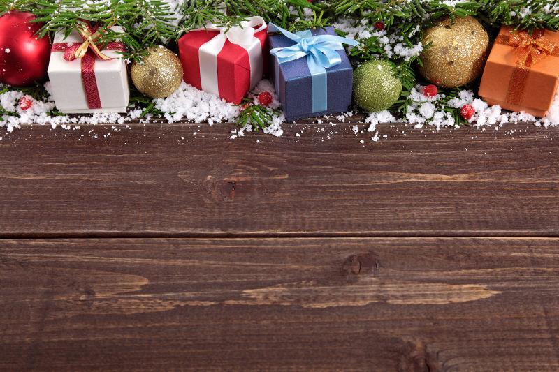 木板边框上的圣诞礼物盒和圣诞饰品