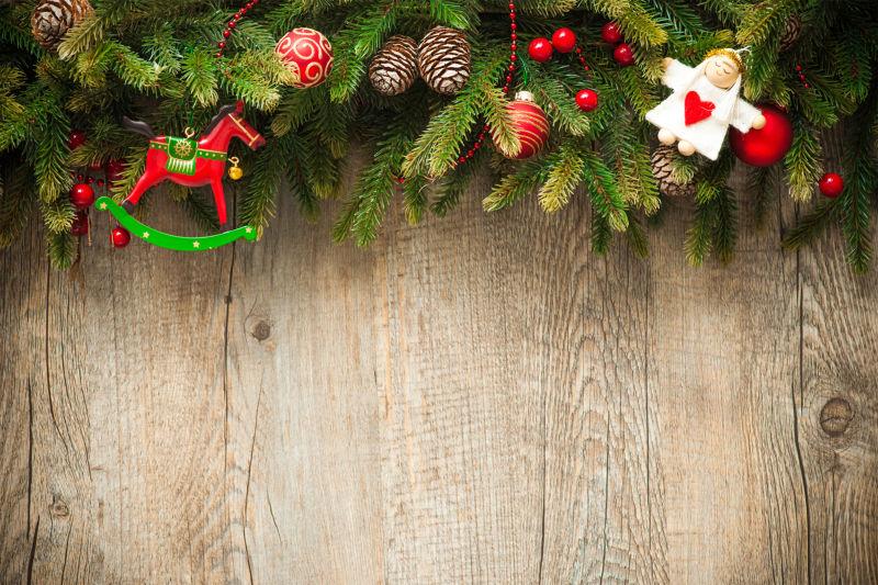 木墙上装饰着美丽的圣诞饰品
