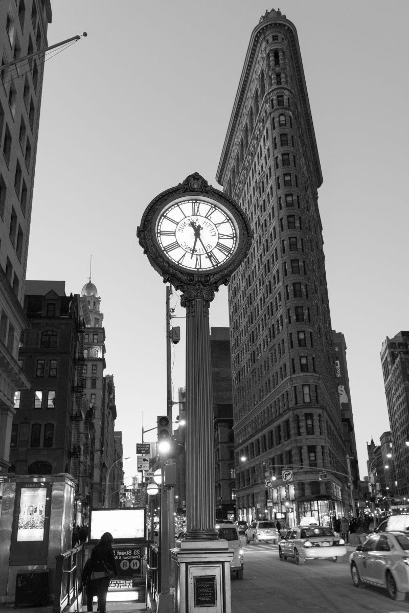 纽约熨斗和第五大道钟黑白景观