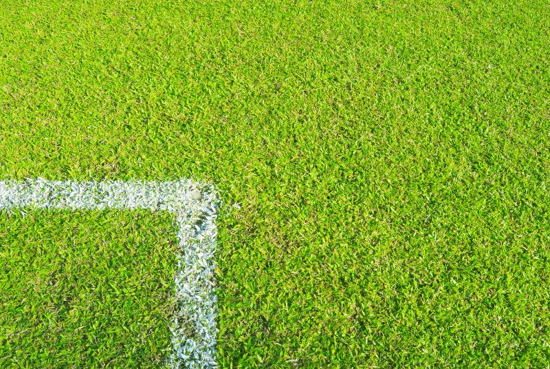 绿色足球场上的白色条纹