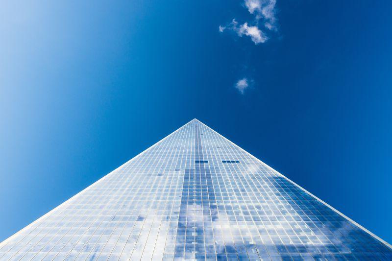 蓝天下的玻璃高楼现代建筑