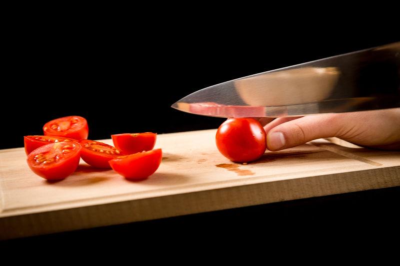 木板上用菜刀切西红柿