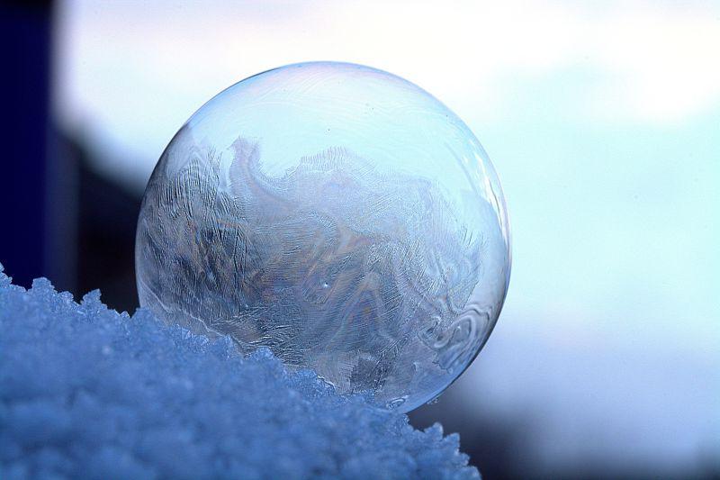 雪地上被冻的肥皂泡泡