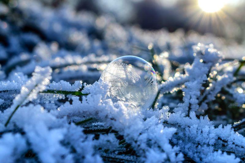 雪地上的水晶球