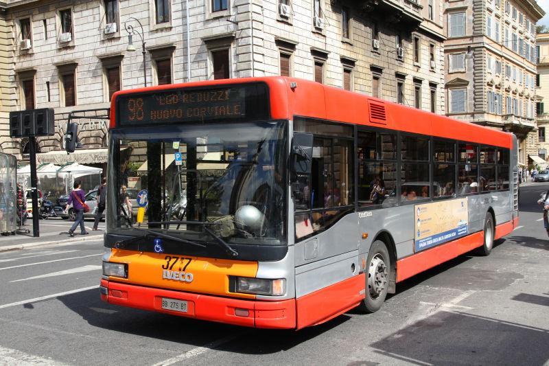 城市里的承载着乘客的公共汽车