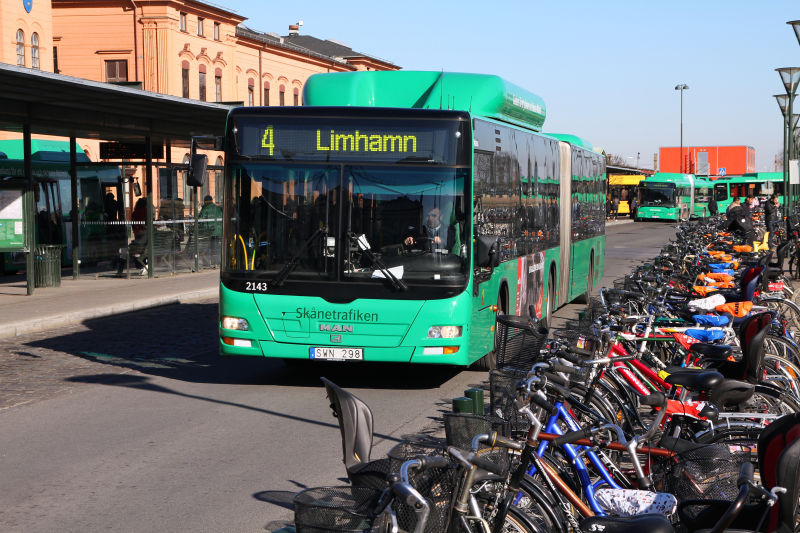 城市里的绿色公共汽车