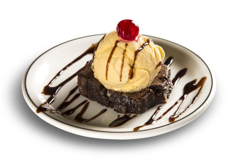 盘子里美味的巧克力香草冰淇凌